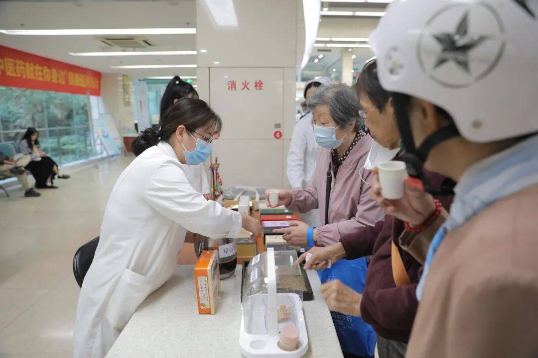 秋冬膏方进补季现场火爆专家指IM电竞出秋冬养生保健正当时(图4)