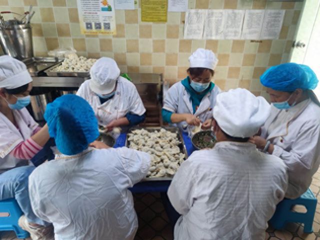 IM电竞泸州市江阳区黄舣镇中心幼儿园开展食堂备餐管理制度培训(图2)
