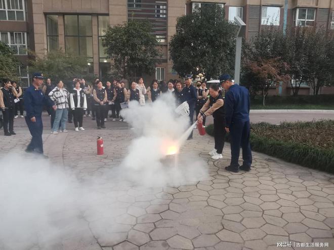 秦都区马泉街道秦都花苑社区开展消防安全应急疏散演练及培训活动IM电竞(图3)