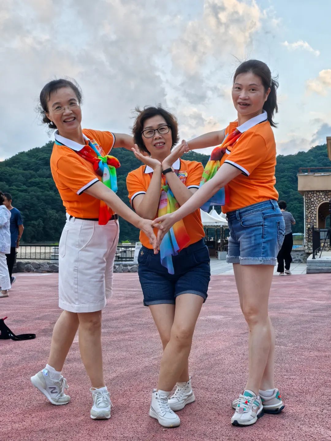 江南来了十姐妹（二）——2024“江南十姐妹”彩丝带振国长白山养生谷健康游学营之行纪实（二）(图3)