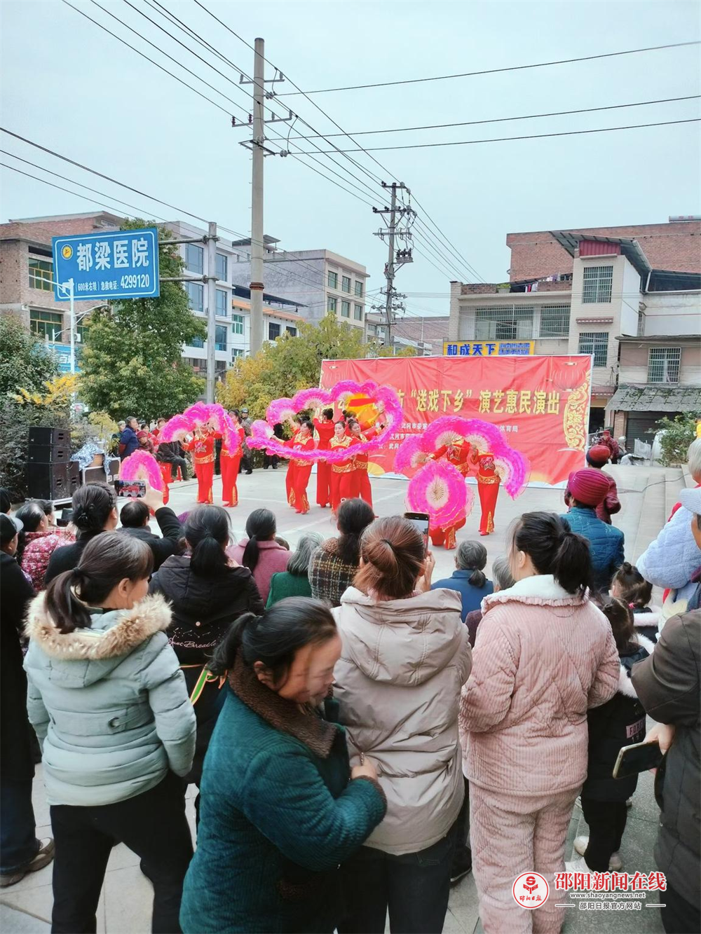 武冈市：“送戏下乡”暖人心 文化传播零距离(图1)